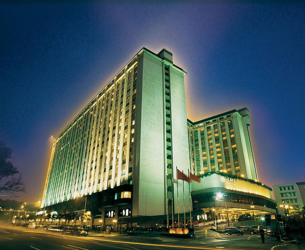 China Hotel Guangzhou - Subway Direct To Pazhou Exhibition Center, Free Shuttle During Canton Fair & Exhibitor Registration Counter מראה חיצוני תמונה The hotel at night
