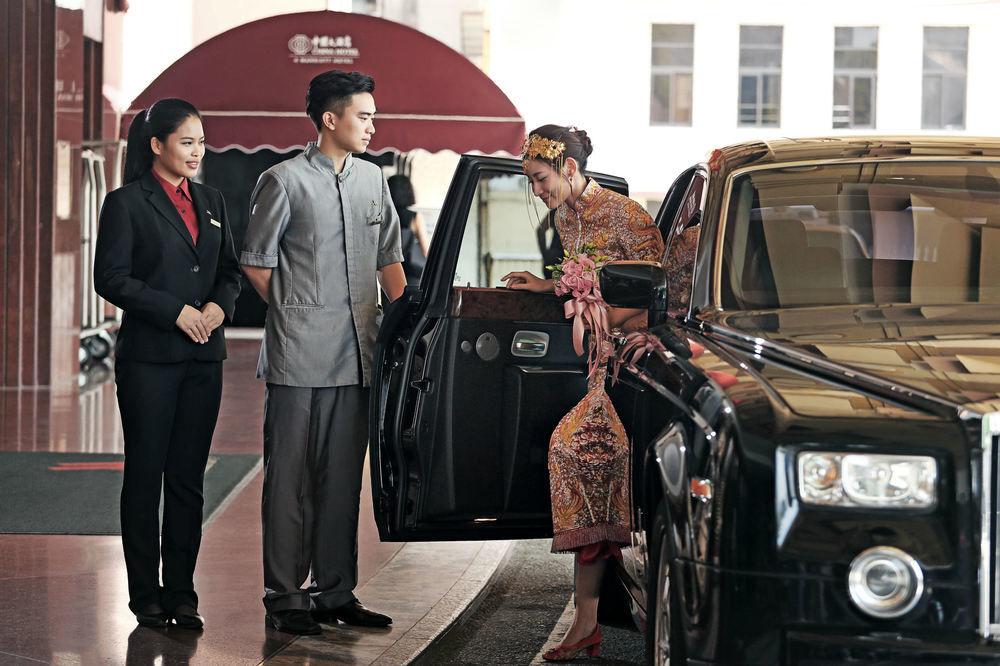 China Hotel Guangzhou - Subway Direct To Pazhou Exhibition Center, Free Shuttle During Canton Fair & Exhibitor Registration Counter מראה חיצוני תמונה A guest is helped out of a car at the entrance of a hotel