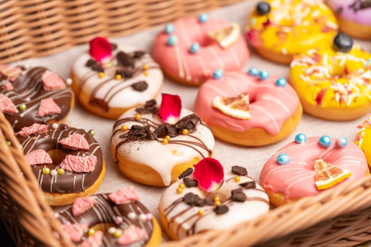 China Hotel Guangzhou - Subway Direct To Pazhou Exhibition Center, Free Shuttle During Canton Fair & Exhibitor Registration Counter מראה חיצוני תמונה Donuts
