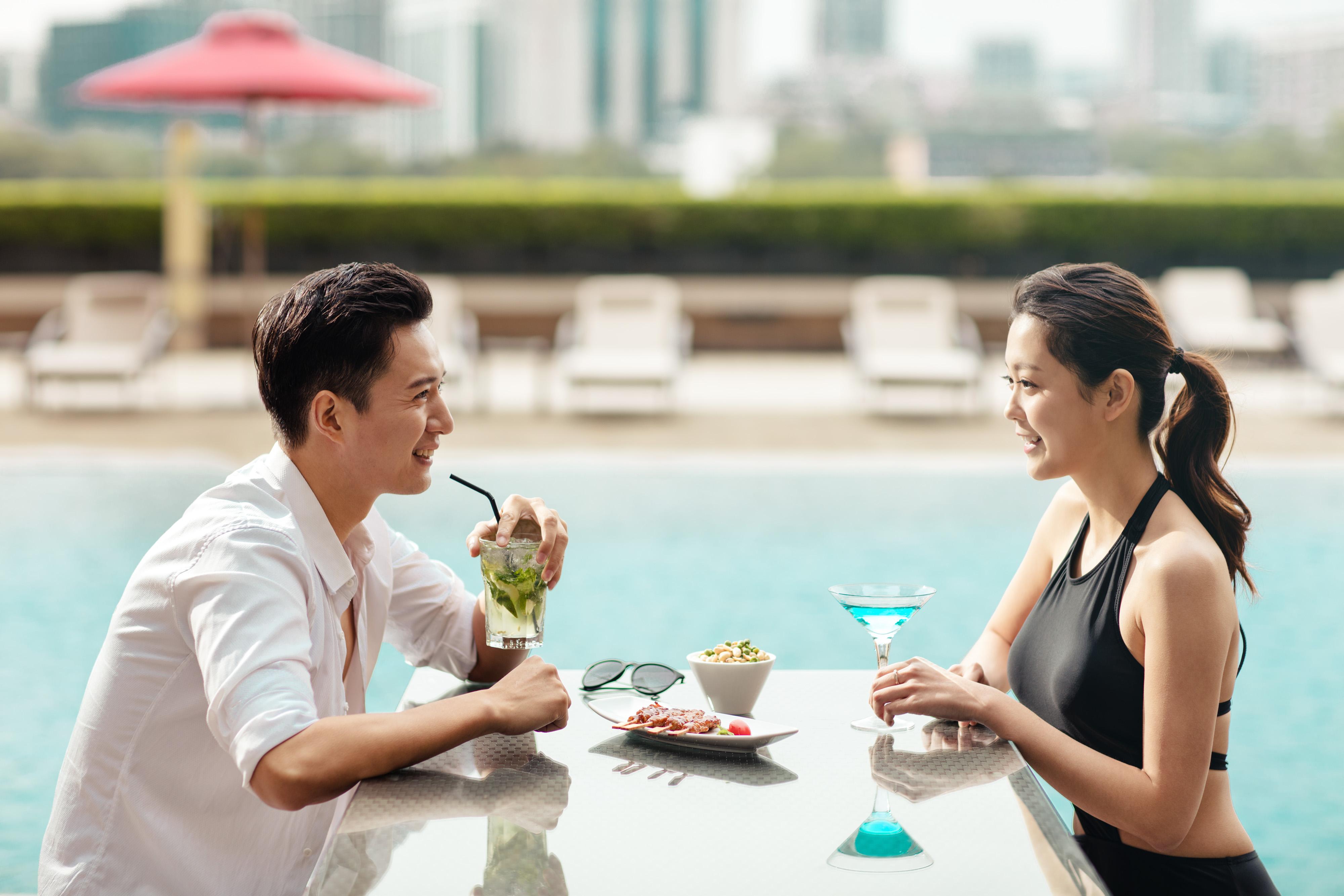 China Hotel Guangzhou - Subway Direct To Pazhou Exhibition Center, Free Shuttle During Canton Fair & Exhibitor Registration Counter מראה חיצוני תמונה A couple at the poolside of the hotel