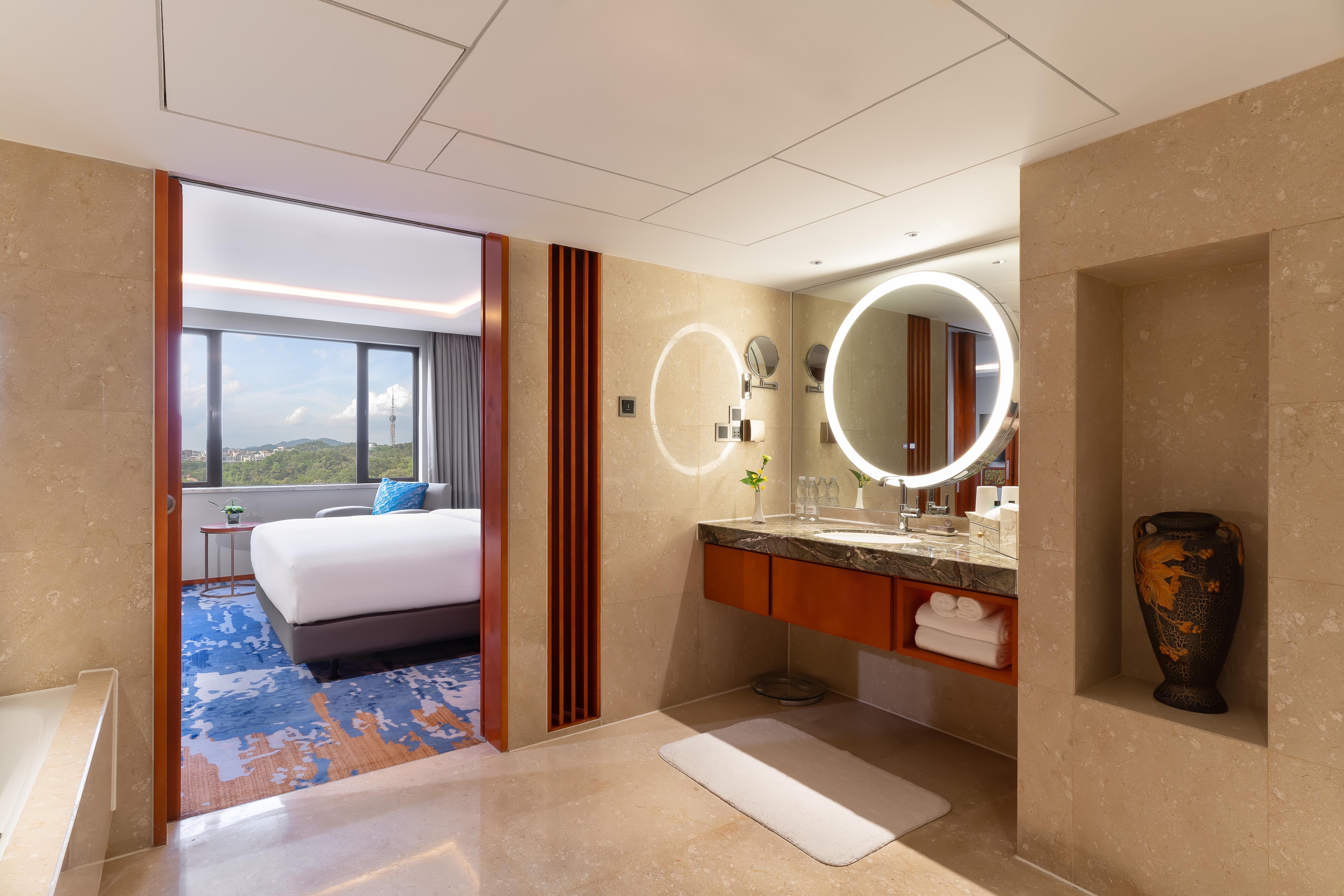 China Hotel Guangzhou - Subway Direct To Pazhou Exhibition Center, Free Shuttle During Canton Fair & Exhibitor Registration Counter מראה חיצוני תמונה Deluxe Suite Bathroom