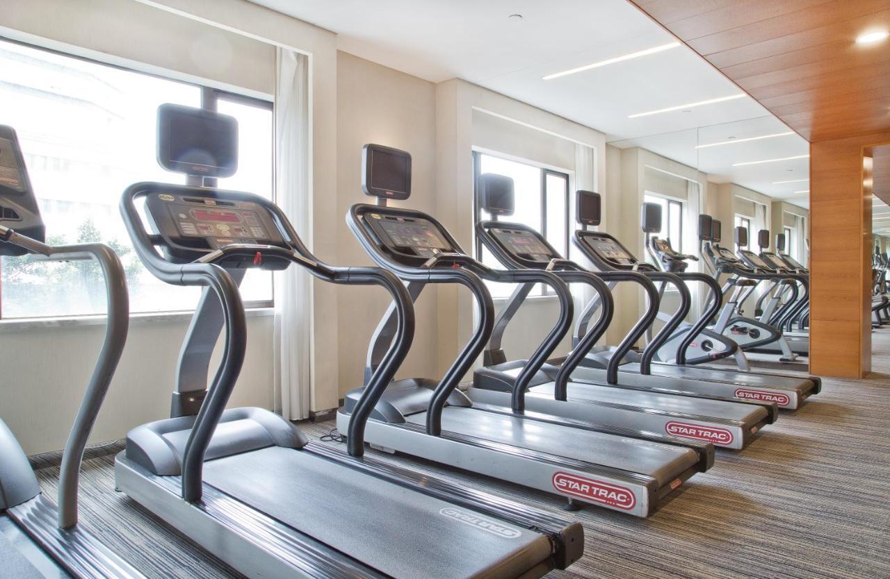 China Hotel Guangzhou - Subway Direct To Pazhou Exhibition Center, Free Shuttle During Canton Fair & Exhibitor Registration Counter מראה חיצוני תמונה Treadmills in a gym