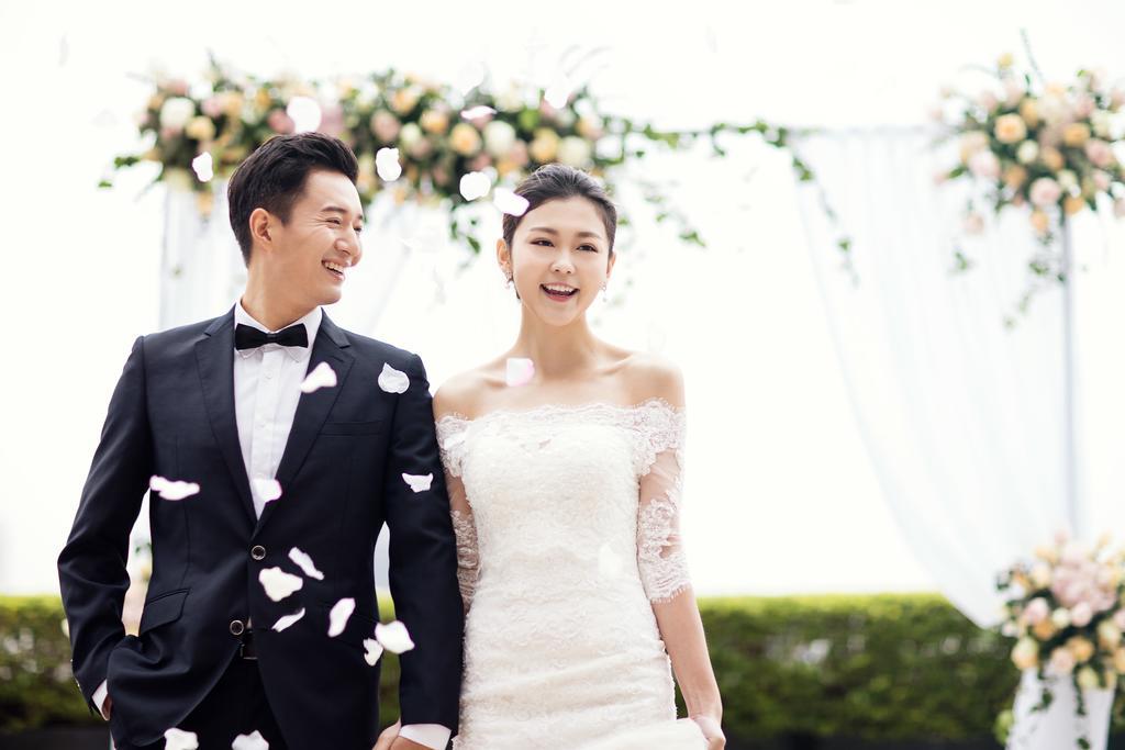 China Hotel Guangzhou - Subway Direct To Pazhou Exhibition Center, Free Shuttle During Canton Fair & Exhibitor Registration Counter מראה חיצוני תמונה A newly married couple