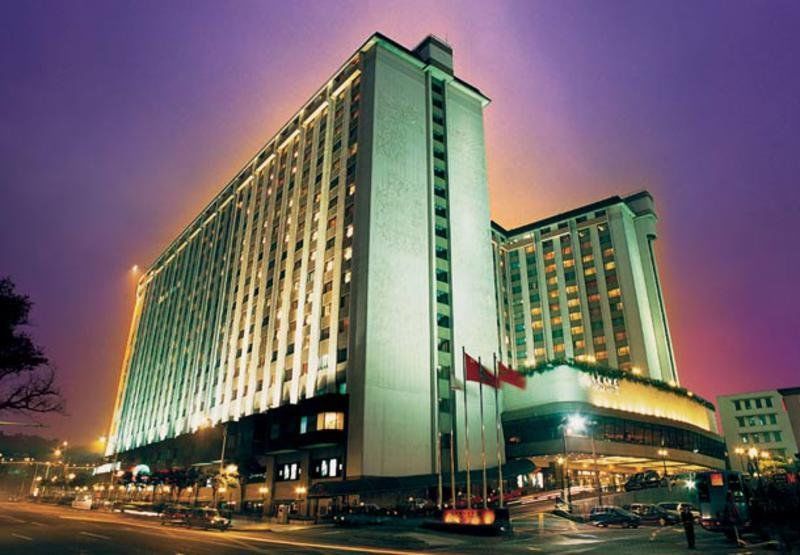 China Hotel Guangzhou - Subway Direct To Pazhou Exhibition Center, Free Shuttle During Canton Fair & Exhibitor Registration Counter מראה חיצוני תמונה The hotel at night